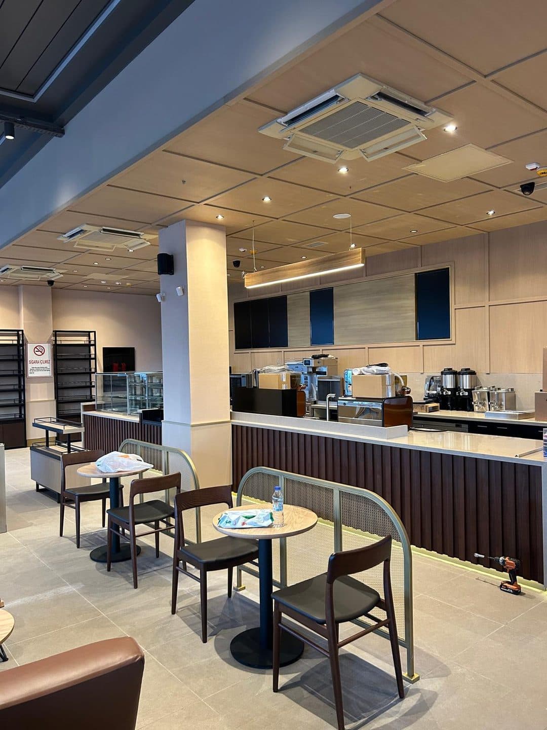 Ahşap önlüklü ve suni taş tezgâhlı servis bankosu