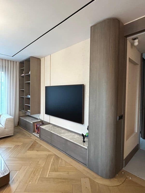 Erenköy dairesinde balıksırtı meşe parke ve gri meşe TV duvarı