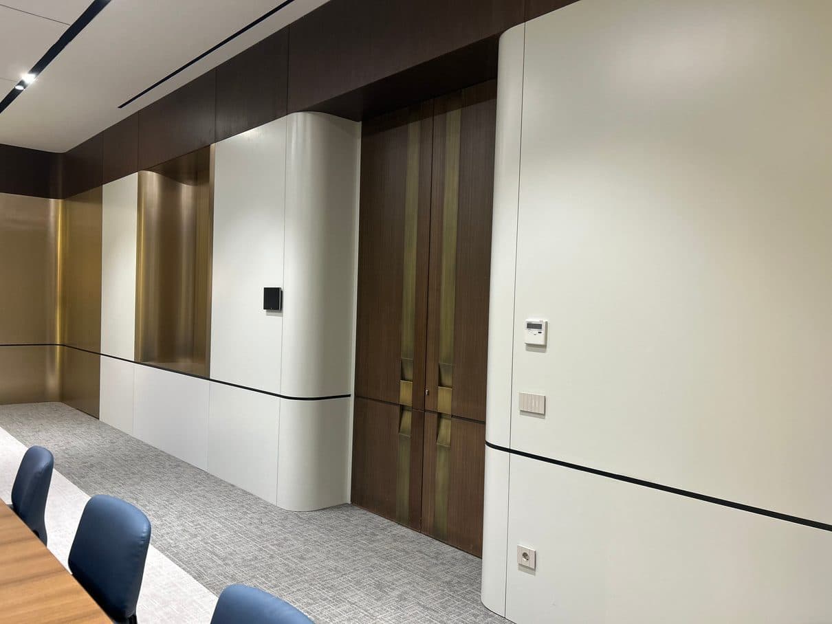 Köşe düzenli toplantı masası ve panel duvarlar