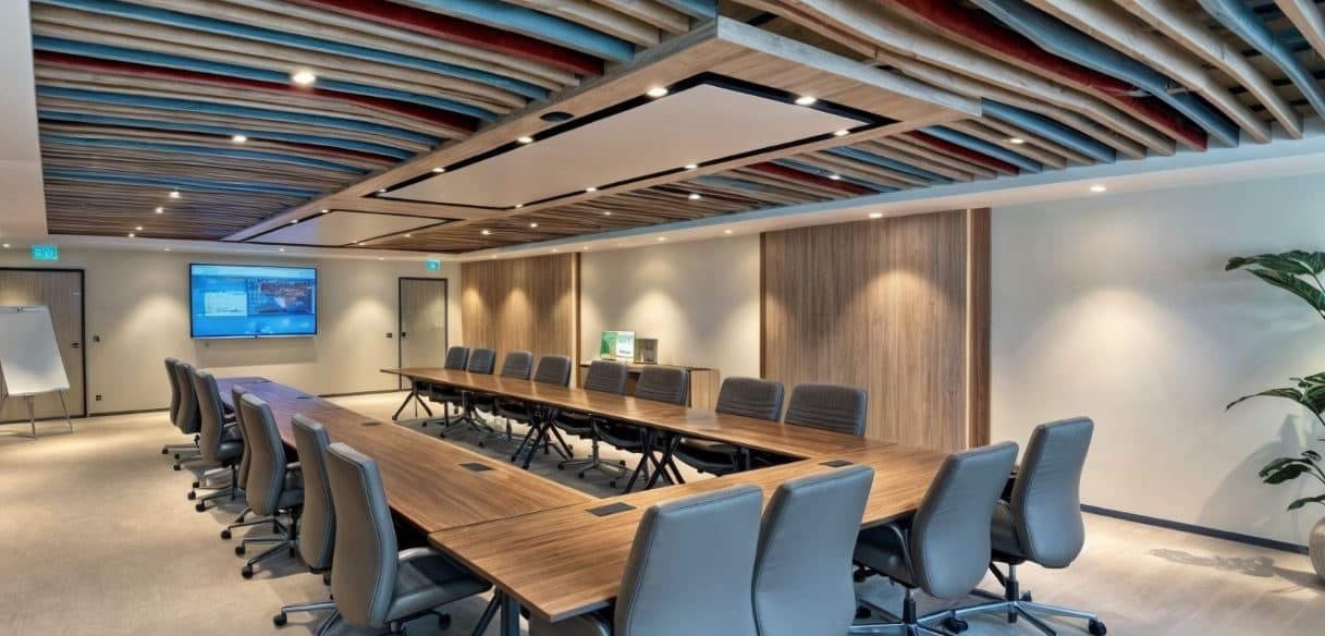 Quasar ofis projesinde ahşap çıtalı tavanlı toplantı odası