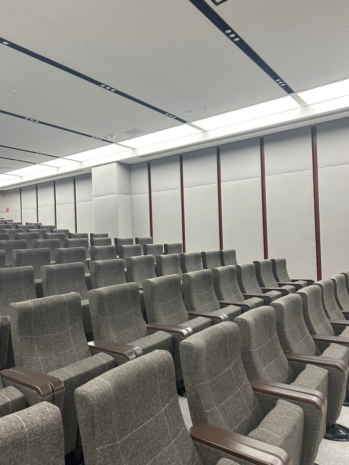 Konferans salonunda kumaş kaplı akustik duvar panelleri